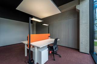 In het bedrijvencentrum V.Futurum bieden wij een moderne kantoorruimte te huur aan in Roeselare. Dit innovatieve bedrijfsvastgoed is ontworpen om ondernemingen te verbinden en samenwerking te stimuleren. Bent u op zoek naar een representatieve kantoorruimte te huur op een dynamische locatie? Dan biedt dit centrum de ideale uitvalsbasis voor uw onderneming.<br /><br />Het pand is uitstekend gelegen aan de Rijksweg in Roeselare, vlak bij het centrum. Dankzij deze strategische locatie kent de kantoorruimte te huur een vlotte verbinding met de belangrijkste uitvalswegen in de regio Roeselare.<br /><br />Oppervlakte: verschillende units beschikbaar van 14,8 m² tot 28 m².<br /><br />- Bemeubelde kantoren voorzien van ergonomisch afstelbaar meubilair<br /><br />- Individuele klimaatregeling en aangepaste verlichting per kantoor<br /><br />- Eigen, beveiligd netwerk per kantoorruimte<br /><br />- Onthaal met aanmeldmogelijkheden voor uw klanten<br /><br />- Sanitair per verdieping en een volledig ingerichte keuken met Miele-toestellen<br /><br />Aarzel niet om deze unieke kans te ontdekken. Bent u op zoek naar bedrijfsvastgoed bestaande uit een kantoor te huur in Roeselare? Aarzel dan niet om ons te contacteren op het nummer 051 21 22 23.<br /><br />Dit betreft een terbeschikkingstelling van kantoren met diensten.<br /><br />Bestuursmaatregelen in het maatregelenregister: nee
