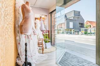 Welkom in het centrum van Melsele, Grote Baan 262, waar dit unieke handelspand met een bewoonbare oppervlakte van ca. 360 m² op een perceel van 160...