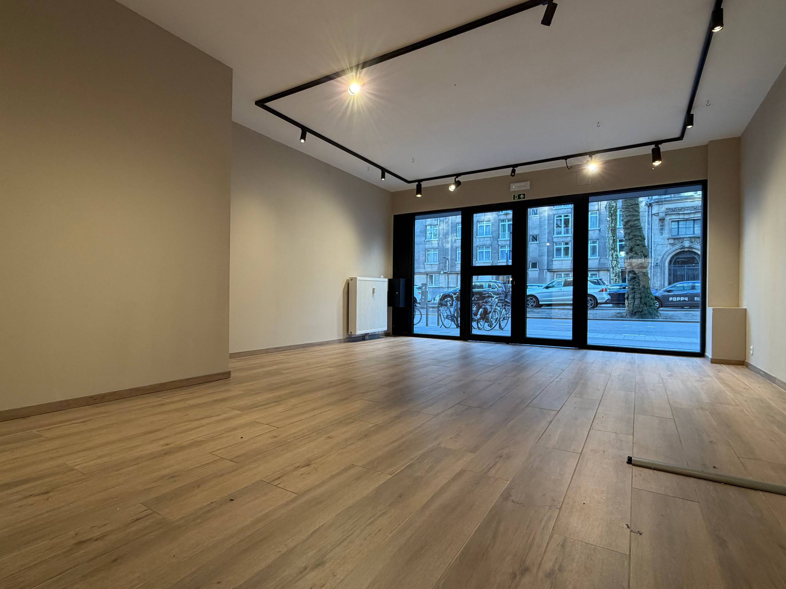 Gerenoveerd handelspand van 166m², vlot bereikbaar - foto 4