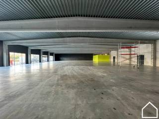 819m² AMBACHTELIJKE KMO-UNIT TE IEPERDit recente gebouw is gelegen op een drukbezochte site/winkelcentrum met o.a. Colruyt, Torfs, JBC, Colora, Bent,...