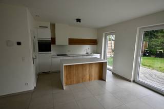 Recente nieuwbouwwoning met 3 slaapkamers . Indeling : Inkomhal , apart toilet , woonkamer met open keuken , berging . Verdiep : 3 slaapkamers ,...