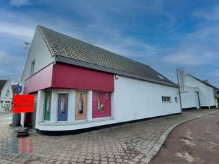 Deze commerciële eigendom combineert een ruime handelsruimte met bijhorende loods, strategisch gelegen langs de Duinkerkekeiweg, op slechts 850 m...