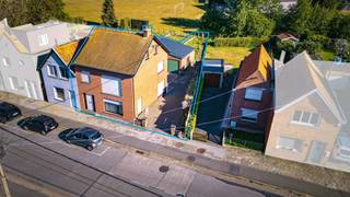 Halfopen bebouwing op 267 m² met :<br /><br />Gelijkvloers: <br />• inkom<br />• living<br />• eetplaats<br />• keuken met dubbele spoelbak, koelkast, oven<br />• ruimte om wasmachine te plaatsen<br />• toilet<br />• kelder<br />Verdiep: <br />• 3 slaapkamers<br />• badkamer met lavabo, zitbad, toilet<br />Zolder<br />Zuidoostelijke georiënteerde tuin<br />Ruime garage met elektrische poort en werkplaats <br /><br />Faciliteiten:<br />• PVC ramen met dubbele en hoog rendement beglazing<br />• 12cm minerale wol dakisolatie hellend dak + 18cm minerale wol zoldervloerisolatie <br />• verwarming op gaskachels<br />• houten ramen met enkele en dubbele beglazing en rolluiken op het gelijkvloers<br />• boorputwater<br />• sanitair warm water met elektrische boiler 50 liter<br /><br />EPC - label F : 576 kWh / (m² jaar) > renovatieplicht <br />Elektrische keuring : niet conform<br />Asbestattest: niet asbestveilig : <br />• 1 asbestmateriaal dringend te verwijderen : asbestplaat<br />• 1 asbestmateriaal te verwijderen : muurdekstenen plat dak<br />• 2 asbestmaterialen zorgvuldig te beheren : bakeliet en elektronica toepassingen, mastiek/silicone schrijnwerk-metselwerk<br /><br />Prijs € 249.000<br /><br />Meer info ? 📞 +32 486 20 67 65 📧 katleen@zakenkantoor-roels.be 🌐 www.zakenkantoor-roels.be.