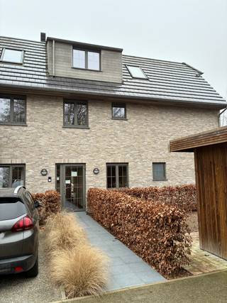 Op de tweede verdieping bevindt zich dit lichtrijke en verzorgde appartement. De leefruimte vormt het hart van de woonst en combineert een gezellige zithoek met een open, volledig uitgeruste keuken. Vanuit de leefruimte heb je rechtstreeks toegang tot het ruime terras. <br /><br />Het appartement telt verder twee slaapkamers, een apart gastentoilet en een moderne badkamer met lavabo en ligbad. Een praktische berging is eveneens aanwezig. <br /><br />Achter het gebouw is een autostaanplaats voorzien en is er een fietsenstalling beschikbaar. De nabijheid van de oprit van de E17 zorgt bovendien voor een uitstekende bereikbaarheid.<br /><br />Een ideale woonplek voor wie op zoek is naar comfort, ruimte en een vlotte verbinding.<br />Geen syndic-kosten.
