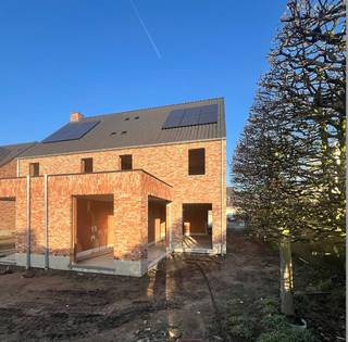 Halfopen nieuwbouwwoning in Viversel<br /><br />In de Sint-Quirinusstraat realiseren we drie landelijke woningen waarin de nadruk op comfort, ruimte en een hoogwaardige afwerking ligt. <br />De rustige ligging in een éénrichtingsstraat zorgt voor een aangename woonomgeving. Tegelijkertijd is er een vlotte verbinding naar de E313 en E314. <br />Twee woningen vonden reeds een eigenaar. Wordt dit jouw nieuwe thuis?<br /><br />Met een bewoonbare oppervlakte van 233 m² biedt deze woning alle ruimte om comfortabel te wonen. <br />Je komt binnen via een lichtrijke inkomhal met gastentoilet. Aansluitend bevindt zich een aparte bureauruimte, ideaal voor thuiswerk.<br />De leef- en eetruimte sluiten naadloos aan op de open keuken en vormen het hart van de woning. Grote raampartijen zorgen voor overvloedig natuurlijk licht en een sterke connectie met de tuin. Naast de keuken is er een ruime berging voorzien.<br /><br />Op de eerste verdieping bevinden zich drie volwaardige slaapkamers, een badkamer en een apart toilet. <br />De tweede verdieping is een open zolderruimte die je volledig naar eigen wens kan invullen, bijvoorbeeld als extra slaapkamers of een polyvalente ruimte.<br /><br />Met een E-peil lager dan 20 is deze woning klaar voor de toekomst. Dankzij een geothermische warmtepomp, vloerverwarming en passieve koeling geniet je het hele jaar door van een aangenaam en energiezuinig binnenklimaat. Ventilatie type D en zonnepanelen zijn standaard voorzien.<br /><br />De tuin wordt volledig aangelegd en vormt een rustige, groene buitenruimte met ruim terras. Volwassen hagen zorgen voor onmiddellijke privacy en een mooi ingekaderd geheel. Daarnaast is een laadpunt voor een elektrische wagen voorzien.<br /><br />De woning wordt casco+ aangeboden, zodat je keuken, badkamer, vloeren en binnendeuren nog volledig naar eigen smaak kan afwerken.<br /><br />Grondaandeel: 135.000 EUR<br />Constructie: 288.000 EUR<br />Aankoopprijs, inclusief registratie en btw: 499.680 EUR<br /><br />Interesse? Neem gerust contact op voor meer informatie of een afspraak via info@quintensinvest.be