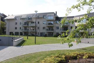 <p><span>RECENT, ENERGIEZUINIG, LUXUEUS EN ROLSTOELVRIENDELIJK APPARTEMENT MET 2 SLAAPKAMERS, TERRAS EN ONDERGRONDSE AUTOSTAANPLAATS</span></p><p><span>1ste verdieping met lift - ligging in residentie "Parkhof Ter Zielbeek" met zicht op het park en met vlotte bereikbaarheid via A12, N16 en N17 </span></p><p><span> </span></p><p><span>Ruime en brede inkomhal / wc met handwas / living met eetplaats met ingerichte open keuken (totale opp.: 30m²) en toegang tot terras (4 x 2m) / berging met wasplaats (2,5 x 1,8m) / 2 slaapkamers (4,2 x 3,2m; 3,4 x 3m) / ruime douchekamer (3 x 2,9m) met wastafel, inloopdouche en wc.</span></p><p><span>Autostaanplaats in ondergrondse garage.</span></p><p><span> </span></p><p><span>Elektriciteit conform AREI.</span></p><p><span> </span></p><p><span>Vrij van gebruik: Huurovereenkomst te respecteren.</span></p>