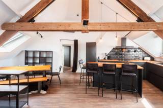 Dit charmante dakappartement bevindt zich op de derde verdieping van een verzorgd gebouw in een rustige, doodlopende straat nabij het Antwerpse Zuid. De Troonplaats, het Zuidpark, tal van winkels, gezellige horecazaken en culturele hotspots bevinden zich allemaal op wandelafstand. Dankzij de uitstekende bereikbaarheid met zowel het openbaar vervoer als de wagen vormt dit een bijzonder centrale uitvalsbasis.<br /><br />De lichtrijke leefruimte wordt gekenmerkt door een karaktervolle balkenstructuur en sluit naadloos aan op de moderne, volledig uitgeruste open keuken met kookeiland en gezellige zitplaats. Verder beschikt het appartement over twee slaapkamers, die naar wens flexibel kunnen worden ingericht. De moderne badkamer is uitgerust met een ruime regendouche, wastafel met opbergmogelijkheden, toilet en aansluiting voor een wasmachine.<br /><br />De absolute troef is het zuidgerichte dakterras, waar u dankzij de gunstige oriëntatie volop van de zon en de buitenlucht geniet. Daarnaast is het appartement voorzien van airconditioning. <br /><br />Tot slot is er een handige kelderberging inbegrepen in de prijs.<br />Kortom, een karaktervol en instapklaar appartement waar comfort en een zonnige buitenruimte samenkomen, op een toplocatie nabij het Zuid.<br /><br />Interesse?<br />Contacteer LISTED voor een bezoek via +32 3 283 51 51.