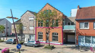 <p>Ontdek deze <strong>volledig gerenoveerde en instapklare kantoorruimte van 71m²</strong>, ideaal gelegen <strong>met uitstekende zichtbaarheid in het centrum van Beringen</strong>. De ruimte is opgezet als <strong>één grote open werkruimte</strong>, waardoor je alle vrijheid hebt om ze in te richten volgens jouw noden—van moderne coworking tot representatief kantoor.</p>
<p>De open ruimte is smaakvol afgewerkt en voorzien van een <strong>praktische kitchenette</strong> en een apart toilet. <strong>Veel ingebouwde kasten</strong> zorgen voor een nette en georganiseerde werkplek. Dankzij de aanwezige <strong>airconditioning</strong> werk je het hele jaar door in een comfortabel binnenklimaat.</p>
<p>Gelegen pal in het bruisende centrum van Beringen, met winkels, horeca en openbaar vervoer op wandelafstand. De zichtbare ligging maakt dit kantoor zeer geschikt voor wie professioneel wil opvallen bij klanten.</p>
<p><strong>Pluspunten:</strong></p>
- Centrumlocatie<br />- Open kantoorruimte (71m²)<br />- Energiezuinig (EPC A)<br />- Instapklaar<br />- Airco<br />- Moderne afwerking<br />- Uitstekende zichtbaarheid<br />
<p>Een instapklare kantoorruimte in een open en flexibel in te richten setting—perfect voor ondernemers of investeerders die zichtbaar willen zijn in het hart van Beringen!</p>
<p>Voor een bezichtiging ter plaatse of meer info, bel ons op 078/78.78.70, of kom gewoon binnen op ons kantoor—steeds welkom!</p>