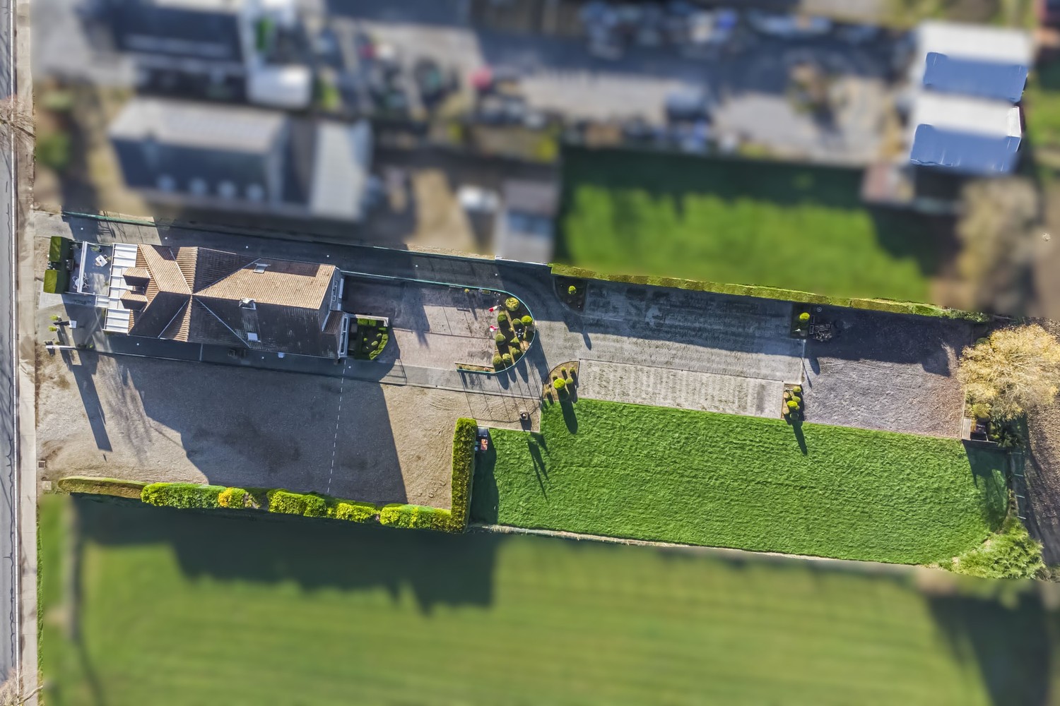 Bedrijfspand met woonst op perceel met commerciële mogelijkheden (ca. 38a) - foto 2