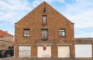 Dit oud pand met 11m façadebreedte biedt mogelijkheden tot de bouw van uw nieuwe eigendom. ...