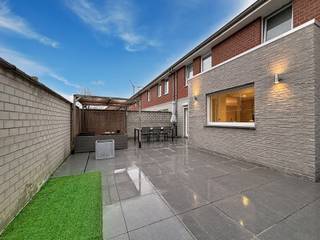 Ontdek deze rustig gelegen, instapklare woning met 3 slaapkamers, garage en een onderhoudsvriendelijke tuin.De inkomhal met gastentoilet leidt naar...