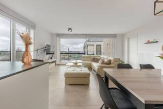 Ontdek dit instapklare en energiezuinige appartement gelegen te Diksmuide. Dit recent gebouwde appartement (2023) combineert hedendaags wooncomfort met een kwalitatieve afwerking en een gunstige ligging.<br /><br />Het appartement bevindt zich in een jonge residentie en geniet van een moderne indeling met veel natuurlijke lichtinval. U komt binnen via de inkomhal die toegang biedt tot de lichtrijke leefruimte met open, volledig ingerichte keuken. De leefruimte sluit mooi aan op het terras, waar het aangenaam vertoeven is.<br /><br />Verder beschikt het appartement over twee comfortabele slaapkamers, een hedendaagse badkamer en een praktische berging. Dankzij de recente bouw voldoet het pand aan de huidige energienormen, wat resulteert in een energiezuinig en toekomstgericht woonaanbod.<br /><br />Daarnaast hoort er een afgesloten garage bij het appartement (€25.000 – verplicht aan te kopen).<br /><br />De ligging langs de Esenweg vormt een extra troef: vlotte verbinding naar het centrum van Diksmuide, nabij winkels, scholen en belangrijke invalswegen.<br /><br />Troeven<br />✔ Bouwjaar 2023<br />✔ Energiezuinig appartement<br />✔ Moderne residentie<br />✔ Terras aanwezig<br />✔ Vlotte bereikbaarheid<br />✔ Garage <br />✔ Prachtig uitzicht uit de woonkamer op de ijzertoren.<br />✔ Verkoop onder registratierechten<br /><br />Ideaal als eigen woonst, tweede verblijf of investering.<br /><br />📩 Interesse? Contacteer ons voor meer informatie of een bezoek ter plaatse.