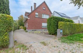 ERPE-MERE– Deze stevige open bebouwing, gelegen op een mooi perceel, kunt u vinden op een centrale locatie te Erpe-Mere.Deze woning, welke nood heeft...