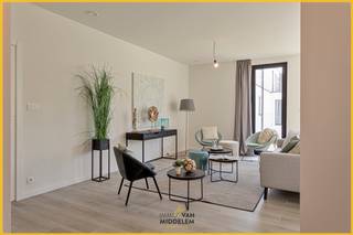 <strong>Immo Van Middelem verkoopt dit ruim, instapklaar nieuwbouwappartement (+/- 115m²) met 3 slaapkamers, terras en kelderberging in het nieuwbouwproject 'Bruegel' te Dilbeek, op de grens met Anderlecht.</strong><br /><br /><span>De ligging biedt heel wat voordelen: scholen, handelaars (o.a. bakker, apotheek, krantenwinkel) bevinden zich op wandelafstand. De op- en afritten van de Ring liggen op +/- 100m waardoor de locatie een ideale uitvalsbasis is met de wagen alsook met het openbaar vervoer.</span><br /><br /><span>Het appartement is gelegen op de 1st verdieping (met lift) van een kleinschalig project met 10 appartementen en 2 ruimtes voor een vrije beroep of dienstverlening.</span><br /><br /><span>De indeling is als volgt: living (salon en eetplaats) met open volledig ingerichte keuken en toegang tot het terras, nachthal, 3 slaapkamers, badkamer (douche in bad) en een berging. Een ruime berging van +/- 9m² in de ondergrondse parking is inbegrepen in de prijs.</span><br /><br /><span>De hoogwaardige afwerking en bijzondere aandacht voor de meest recente isolatienormen waarborgen een kwaliteitsvol en energiezuinig wooncomfort. De appartementen zijn ontworpen met aandacht voor natuurlijke lichtinval en een hoge woonkwaliteit.</span><br /><br /><span>De privatieve staanplaats in de ondergrondse parking is verplicht te kopen aan 28.500 € samen met het appartement.</span><br /><br />Gemeenschappelijke lasten: ± 125 €/maand (onderhoud en verbruik gemene delen en tuin, lift, syndicus, blokpolis)<br />Individuele tellers. Vloerverwarming met warmtepomp en zonnepanelen inbegrepen in de prijs. EPB op basis van voorstudie: E-peil van E28. <br />De verkoop geschiedt volledig onder 21% BTW. <br />Kosten voor het aandeel in de opmaak van de basisakte (1.000 €), voor de aansluiting op de nutsvoorzieningen (5.750 €) en de reeds uitgevoerde schilderwerken (5.000 €) zijn ten laste van de koper.<br />Vrij bij akte.