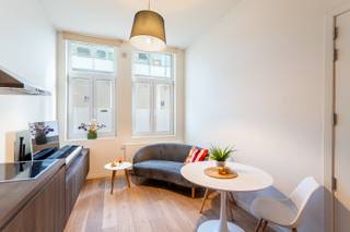 Droom je van wonen en/of investeren in het hartje van de Stad? Dan is dit een toffe kans. Dit gelijkvloerse appartement is gelegen in de hippe Universiteitsbuurt. Winkels, gezellige bars, restaurants en het bruisende stadsleven liggen hier letterlijk om de hoek. Ideaal voor wie graag midden in de stad woont, of voor wie op zoek is naar een vlot verhuurbare investering. Het gebouw, bestaande uit slechts vier appartementen, werd in 2017 volledig gerenoveerd. Het gelijkvloerse appartement is perfect instapklaar en combineert comfort, charme met een praktische indeling. Het appartement beschikt over een lichtrijk en gezellig leefgedeelte met een volledig uitgeruste open keuken. Verder is er een ruime slaapkamer en een verzorgde badkamer. Extra troef is het kleine maar aangename koertje, bereikbaar vanuit de slaapkamer. Kortom, een ideaal appartement voor de startende stadsmus of als zorgeloze investering in het hartje van de Stad. Momenteel verhuurd aan +/- 1000 euro per maand. Epc: 186kWh/m², P-score: A, G-score: A, Wche-Vg-Gvkr-Gvv-Gmo.