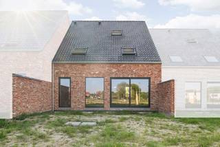 Deze energiezuinige halfopen nieuwbouwwoning in landelijke bouwstijl werd reeds wind-waterdicht opgebouwd en wordt binnenin verder kwalitatief afgewerkt door Dumobil Woonprojecten naar wens van de koper. Deze woning (lot 44) heeft een perceeloppervlakte van 245 m² en een noordwestelijk georiënteerde tuin waardoor je kan genieten van een avondzonnetje in de tuin.<br /><br />Via de inkomhal kom je terecht in een open leefruimte met salon, eethoek, bureau en open keuken. Er is een aparte wasplaats en toilet. Op de eerste verdieping zijn er 4 slaapkamers, nog een toilet en een badkamer met dubbele wastafel, douche én bad. Met een vaste trap kom je op de zolderruimte die dienst kan doen als extra kamer. Er is een oprit voor de auto, een aangelegde voortuin en tuin met terras. Geniet daarbij van de nieuwste technieken, waaronder de geothermische warmtepomp, zonnepanelen en vloerverwarming om te verwarmen in de winter en te verkoelen in de zomer. Deze woning heeft dan ook energielabel A.<br /><br />Deze all-inprijs excl. kosten omvat een volledig afgewerkte, instapklare woning met álle voorzieningen en omgevingswerken inbegrepen. De totale kostprijs inclusief wettelijke kosten waaronder registratierechten, btw, notariskosten en aansluitingskosten kan je eenvoudig bekijken op onze <u><strong>website</strong></u>: <u><strong>dumobil.be/nl/woonprojecten/projecten/meulebeke-steenstraat-kapellestraat</strong></u> En/of contacteer onze bouwadviseur Sam Borrey voor meer info: 0483/21.01.33 | sam@dumobil.be<br /><br />Vraag vrijblijvend info aan bouwadviseur Sam: sam@dumobil.be | 0483 210 133