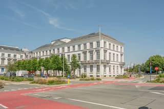 <p><strong>Instapklaar luxe-appartement onder registratierechten</strong></p><p>Ontdek het allerlaatste beschikbare appartement in MERCIER, een exclusief nieuwbouwproject aan het Kardinaal Mercierplein in Mechelen. Dit hoogwaardige appartement is volledig afgewerkt, professioneel geschilderd, voorzien van stijlvolle verlichting en onmiddellijk beschikbaar bij akte. Je hoeft enkel nog te verhuizen.</p><p>Dankzij geothermie, vloerverwarming en -koeling, ventilatiesysteem D en domotica geniet je van een uitzonderlijk wooncomfort én een laag energieverbruik.</p><p>De centrale ligging combineert de charme van een karaktervolle buurt met alle voorzieningen op wandelafstand. Winkels, horeca, het station en de Mechelse binnenstad liggen vlakbij.</p><p>Een belangrijk financieel voordeel is dat dit appartement wordt aangekocht onder het registratiestelsel en dus niet onder het btw-stelsel. Zo bespaar je aanzienlijk op de aankoopkosten ten opzichte van een klassieke nieuwbouwaankoop.</p><p>Ben je op zoek naar een zorgeloos, instapklaar appartement op een toplocatie? Plan vandaag nog je bezoek en ontdek deze unieke laatste kans in MERCIER.</p>