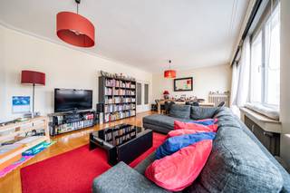 <p><span>📞 </span><strong><span>Informatie en bezoeken: Frédéric Top – 0472 34 44 08</span></strong></p>
<p><strong><span>Ruim appartement met 2 slaapkamers en balkon te koop in Schaarbeek 🏡✨</span></strong></p>
<p><span>📍 Opaalstraat 115 – 4e verdieping – 1030 Schaarbeek</span><br /><span>💰 </span><strong><span>Vraagprijs: € 370.000</span></strong></p>
<p><span>Wat als uw volgende thuis ruimte, comfort en mogelijkheden combineert, in een gebouw waar onlangs verschillende renovatiewerken werden uitgevoerd?</span></p>
<p><span>🏠 Dit appartement van </span><strong><span>101 m²</span></strong><span> bevindt zich op de 4e verdieping van een gebouw uit 1959 met lift. Het biedt een praktische indeling en mooie, ruime leefvertrekken.</span></p>
<p><span>Het bestaat uit een aangename woonkamer van 32 m², een aparte keuken, twee comfortabele slaapkamers en een balkon aan de achterzijde, ideaal om van een beetje buitenruimte te genieten.</span></p>
<p><span>🛋️ </span><strong><span>Een ruime leefruimte</span></strong></p>
<p><span>De woonkamer biedt voldoende plaats voor een gezellige zithoek en een eetkamer. De aparte keuken zorgt voor extra praktisch comfort in het dagelijks leven.</span></p>
<p><span>🛏️ </span><strong><span>Een goed ingedeelde slaapruimte</span></strong></p>
<p><span>Twee slaapkamers van 11 en 14 m², een badkamer, een afzonderlijk toilet en een ruime bergruimte vervolledigen het appartement.</span></p>
<p><span>🔧 </span><strong><span>Een appartement dat u naar eigen smaak kunt inrichten</span></strong></p>
<p><span>De badkamer is aan renovatie toe. Een mooie kans om deze ruimte naar uw eigen wensen in te richten en uw persoonlijke toets aan het appartement te geven.</span></p>
<p><span>🏢 </span><strong><span>Een gebouw dat goed werd onderhouden</span></strong></p>
<p><span>De traphal, de inkomdeuren van de appartementen en de lift werden in 2026 gerenoveerd. Ook de gevel werd enkele jaren geleden opgeknapt.</span></p>
<p><span>📐 101 m² bewoonbare oppervlakte</span><br /><span>🛏️ 2 slaapkamers van ±11 en 14 m²</span><br /><span>🛋️ Woonkamer van ±32 m²</span><br /><span>🍳 Aparte keuken van ±10 m²</span><br /><span>🛁 Badkamer</span><br /><span>🚽 Afzonderlijk toilet</span><br /><span>📦 Ruime bergruimte</span><br /><span>🌿 Balkon aan de achterzijde</span><br /><span>🔒 Privatieve kelder</span><br /><span>🪟 PVC-ramen met dubbele beglazing</span><br /><span>⚡ Elektrische installatie conform</span><br /><span>📊 EPC: D+</span><br /><span>🛗 Lift</span><br /><span>💶 Gemeenschappelijke kosten: €286/maand (gemeenschappelijke kosten van het gebouw, warm water en verwarming)</span><br /><span>🚗 Mogelijkheid om een garagebox (nr. 13) te huren, momenteel verhuurd voor € 160/maand.</span></p>
<p><span>💰 </span><strong><span>Vraagprijs: € 370.000</span></strong></p>
<p><span>Dit appartement is ideaal voor een koppel of een klein gezin dat op zoek is naar ruimte, maar spreekt ook investeerders aan die een functioneel appartement met twee slaapkamers in Schaarbeek zoeken.</span></p>
<p><span>📩 </span><strong><span>Begint uw volgende vastgoedproject hier?</span></strong></p>
<p><span>Neem contact op met Frédéric Top voor het volledige dossier en om een bezoek te organiseren.</span></p>
<p><span>📞 Frédéric Top – 0472 34 44 08</span></p>
<p><span>#Schaarbeek #AppartementTeKoop #VastgoedBrussel #AppartementMet2Slaapkamers #WeInvest</span></p>
