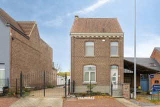 VALIMMAS verkoopt deze zeer mooi en rustig gelegen, volledig gerenoveerde driegevelwoning op ± 20 are met garage en grote tuin... Het...
