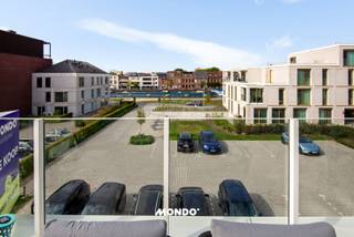Dans un endroit agréable à Willebroek se trouve cet appartement lumineux et modernement aménagé avec 2 chambres, une terrasse spacieuse et une vue magnifique sur le canal.<br /><br />Par le hall d'entrée, avec de l'espace pour un vestiaire, vous accédez aux différentes pièces de l'appartement. Le salon forme le cœur de la maison et bénéficie d'une grande luminosité naturelle grâce aux grandes baies vitrées. Le salon se connecte joliment à la salle à manger et à la cuisine ouverte et moderne.<br /><br />La cuisine est aménagée de façon élégante et contemporaine et dispose d'un îlot central avec des sièges. Adjacent au salon se trouve la terrasse spacieuse, où vous pourrez profiter en toute tranquillité de la vue dégagée sur l'eau et les environs.<br /><br />L'appartement dispose de deux chambres à coucher complètes. La plus grande chambre bénéficie à nouveau d'une belle luminosité grâce aux fenêtres du sol au plafond et offre suffisamment d'espace pour un grand lit et des armoires supplémentaires. La deuxième chambre est également spacieuse et peut parfaitement servir de chambre d'enfant, d'invité ou de bureau.<br /><br />La salle de bains est moderne et équipée à la fois d'une baignoire et d'une douche à l'italienne séparée. Les grands carreaux de mur et de sol donnent une apparence soignée et intemporelle.<br />Dans tout l'appartement, la finition contemporaine se démarque, avec une combinaison de parquet dans les espaces de vie et de couchage et de carrelage facile d'entretien dans le hall et la salle de bains. Les grandes fenêtres, les couleurs neutres et l'agencement ouvert créent une sensation d'espace particulièrement agréable.<br /><br />Un bel appartement prêt à emménager pour ceux qui recherchent un logement confortable avec beaucoup de lumière, d'espace extérieur et une vue exceptionnellement dégagée.<br /><br />Intéressé ou envie d'une visite sur place?<br />Contactez directement Bjorn<br />📞 +32 477 60 68 33<br />Mail: bjorn@mondovastgoed.be
