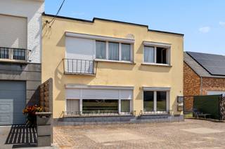 Kleinschalig appartementsgebouw met 2 appartementen.<br /><br />Dit kleinschalige gebouw met 2 wooneenheden en 2 garages is uitstekend gelegen in het centrum van Heist-op-den-Berg, op wandelafstand van winkels, horeca, openbaar vervoer en andere dagelijkse voorzieningen. De centrale ligging zorgt bovendien voor een uitstekende bereikbaarheid.<br /><br />Het gebouw omvat 2 afzonderlijke wooneenheden, elk voorzien van een aangename leefruimte, keuken, badkamer en slaapkamers. Daarnaast beschikt het pand over 2 garages, wat een grote meerwaarde vormt in het centrum.<br /><br />Het gebouw dateert van 1962 en werd doorheen de jaren steeds goed onderhouden. Dankzij de combinatie van de centrale ligging, de twee afzonderlijke woonentiteiten en de aanwezige garages biedt dit pand verschillende mogelijkheden, zowel voor eigen bewoning als voor verhuur of als interessante investering.<br /><br />Voor een bezoek ter plaatse en/of meer informatie, contacteer ons op het nummer +32 15 34 34 54*of via mail: sander.deloose@imovastgoed.be.