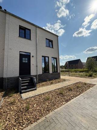 Instapklare, energiezuinige villa in rustige groene omgeving<br /><br />Bent u op zoek naar een moderne, instapklare woning waar u enkel nog hoeft te verhuizen?<br />Deze prachtige nieuwbouwwoning combineert hedendaags wooncomfort met een rustige, groene ligging — ideaal voor gezinnen of koppels die ruimte en rust waarderen.<br /><br />Belangrijkste troeven:<br /><br />4 grote slaapkamers<br /><br />Moderne keuken uitgerust met alle nodige toestellen<br /><br />Stijlvolle badkamer met inloopdouche, bad en wastafel<br /><br />Lichtrijke leefruimte met zicht op de tuin<br /><br />Energiezuinig dankzij zonnepanelen en uitstekende isolatie<br /><br />warmtepomp vailliant<br /><br />Oplaadpunt voor elektrische wagen<br /><br />Regenwaterput met recuperatiesysteem<br /><br />Volledig afgewerkt en instapklaar<br /><br />Rustige, groene omgeving met vlotte verbinding naar winkels, scholen en openbaar vervoer<br /><br />Deze woning biedt een perfecte combinatie van comfort, stijl en duurzaamheid.<br />Verhuizen was nog nooit zo eenvoudig — gewoon intrekken en genieten!<br /><br />Geen onnodige voorschotten tijdens bouwwerken, je ziet en merkt meteen ter plaatse wat je aankoop omvat!<br /><br />📞 Rechtstreeks te koop van de eigenaar – geen makelaarskosten.