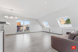 In het hartje Zonnebeke, op wandelafstand van lokale handelaars, supermarkt en lagere school, bevindt zich dit instapklaar appartement. Het is gelegen op de tweede verdieping en is zowel via de lift als de trap bereikbaar. Hieronder lichten we de indeling toe, evenals enkele belangrijke troeven.<br /><br /><strong>Indeling van het appartement</strong><br />Het appartement beschikt over een inkomhal met op maat gemaakte kasten, een apart toilet, twee slaapkamers (13 - 9 m²) — waarvan één met balkon (5 m²)— en een badkamer (7 m²) uitgerust met ligbad en enkelvoudig wasmeubel. Daarnaast is er een lichtrijke woon- en eetkamer (36 m²) met aansluitend een zonnig terras (8 m²).<br /><br /><strong>Kenmerken </strong><br />- Het appartement is voorzien van centrale verwarming op aardgas en airco's. <br />- Er is nog een ruime garage ( 5,8 op 2,8 m - inbegrepen in de prijs). <br />- Gemeenschappelijke berging<br /><br />Benieuwd naar de indeling? Check <strong>onderstaande </strong>video. <br />Link: https://youtube.com/shorts/hc8zqEAqsHY?feature=share<br /><br />Meer informatie of een vrijblijvend bezoek? <br />Contacteer Eden op 0470 43 78 21 of mail info@minthus.be<br /> 