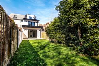 <p><strong>Welkom in de volledig vernieuwde, instapklare gezinswoning in Hove, waar hedendaagse architectuur en wooncomfort naadloos samenvloeien.</strong></p>
<p></p>
<p>Achter de gevel schuilt een woning die in 2026 een totaalrenovatie op nieuwbouwniveau onderging, met bijzondere aandacht voor licht, ruimte en afwerking. De leefruimtes baden in natuurlijk daglicht dankzij de grote raampartijen die een directe connectie creëren met de tuin: groene privatieve oase met gunstige zuidoost-oriëntatie.</p>
<p></p>
<p>Binnenin geniet je van een doordachte indeling met hoge plafonds (3m, 2m72 en 2m80) en een netto bewoonbare opp van 195 m². De woning beschikt over 4 volwaardige slaapkamers (19m², 18,5m², 14m², 12m²), 2 badkamers, 3 toiletten en een volledig uitgeruste keuken die perfect aansluit op de leefruimte. Ook kan je genieten van een praktische gecompartimenteerde kelder.</p>
<p></p>
<p>Op technisch vlak werd niets aan het toeval overgelaten: vloerverwarming, conforme elektriciteit en een hoogwaardige isolatieschil zorgen voor een energiezuinige en toekomstgerichte woning met EPC-label B(122 kWh/m²).</p>
<p>De combinatie van moderne lijnen, kwalitatieve materialen en een warme afwerking maakt dit een woning die zowel esthetisch als functioneel overtuigt.</p>
<p></p>
<p>Gelegen in een centrale, residentiële buurt, nabij invalswegen en alle voorzieningen, biedt deze eigendom het perfecte evenwicht tussen bereikbaarheid en rust.</p>
<p>Dit is geen standaardwoning. Dit is een plek waar wonen aanvoelt als thuiskomen.</p>
<p></p>
<p>Contacteer ons via info@immoley.be of 03 535 2000</p>
<p></p>