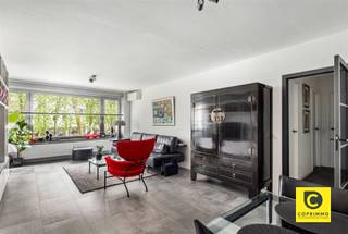 <p><span>Moder 2 slaapkamer appartement met airco en terras!</span></p><p><span>Dit instapklaar en lichtrijk appartement is voorzien van alle hedendaagse comfort en ligt op de 1</span><span><sup>ste</sup></span><span> verdieping van een gebouw met toplocatie. Winkels, parken, scholen, horeca, sportfaciliteiten, openbaar vervoer en invalswegen zijn steeds vlakbij, evenals het bruisende Antwerpse stadsleven. Ook structureel is dit pareltje een echte topper, u geniet een uitstekend EPC, conforme elektriciteit en het is asbestveilig. Vanuit elke ruimte kijkt u uit op de omringende natuurpracht, uw privacy is dan ook 100% gewaarborgd. Kortom, een garantie op kwalitatief en zorgeloos wonen en/of investeren.</span></p><p><span>Inkomhal, leefruimte & keuken:</span></p><p><span>De hoogwaardige afwerking wordt meteen duidelijk bij het betreden van het appartement via de inkomhal met veiligheidsdeur, ingemaakte vestiaire, tussendeur met gietijzeren look en videofoon. De omvangrijke leefruimte geniet een prachtige natuurlijke lichtinval, kijkt uit op het groen en is voorzien van airco en elektrische sunscreens. De open keuken met berging sluit perfect aan bij de woonkamer en is uitgerust met kwalitatieve "Whirlpool" toestellen (keramisch vuur, dampkap, combi-oven, koelkast, vriezer en vaatwasser).</span></p><p><span> </span></p><p><span>Nachthal, slaapkamers, badkamer & toilet:</span></p><p><span>Een moderne en uitermate praktische waskast werd subtiel geïntegreerd in de nachthal die de leefruimte eveneens afschermt met een trendy tussendeur in gietijzeren look. Beide slaapkamers (8,5 & 15m²) kijken uit op het groen, beschikken over elektrische rolluiken en verzekeren uw goede nachtrust. De riante master-bedroom met airco heeft directe toegang tot het terras. De rustieke badkamer omvat een fantastische inloop-/regendouche met gemarmerde douchewand, een strak wasmeubel met bijhorende spiegelkast en mechanische ventilatie. Een plek met een hoog zen-gehalte waar je volledig tot rust kan komen. Het toilet met handenwasser is apart.</span></p><p><span> </span></p><p><span>Terras, kelder & autostaanplaats:</span></p><p><span>Het charmante, inpandige terras leent zich perfect om volop te genieten van een stevig ontbijt of een zonnige lunch, steeds in een groene omgeving. In de namiddag biedt de buitenruimte dan weer de nodige afkoeling tijdens de hete zomerdagen, ideaal om na een drukke werkdag geheel tot rust te komen, al dan niet met een goed glas in de hand. De kelderberging is inbegrepen. De ondergrondse autostaanplaats is optioneel (€ 15.000). </span></p><p><span> </span></p><p><span>Extra troeven:</span></p><p><span>- Toplocatie</span></p><p><span>- Verhuizen, uitpakken en genieten</span></p><p><span>- EPC B (85m²)</span></p><p><span>- Airco</span></p><p><span>- Elektriciteit conform</span></p><p><span>- Asbestveilig</span></p><p><span>- HR ramen</span></p><p><span>- Hoge afwerkingsgraad</span></p><p><span>- Elektrische rolluiken en sunscreens</span></p><p><span>- Terras</span></p><p><span>- Kelder en autostaanplaats</span></p><p><span> </span></p>