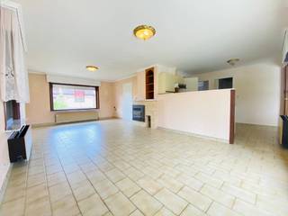 <strong>Wervik - Alleenstaande bungalow in rustige straat te koop.</strong><br /><br /><strong>Indeling:</strong>
<div><strong>Inkom </strong>met apart <strong>toilet</strong><br />Lichtrijke <strong>woonkamer </strong>met aangrenzend open keuken en veranda<br />Open <strong>keuken </strong>voorzien van dubbele spoelbak en elektrische vuur<br />Naast de keuken vindt u de <strong>badkamer </strong>met ligbad en lavabo<br />Ruime <strong>garage </strong>naast de keuken<br />Keuken voorzien van een afgesloten <strong>berging</strong><br /><strong>2 slaapkamers</strong> op het gelijkvloers<br />Grote <strong>tuin </strong>(Noordoost gelegen)</div>

<div>Mooi <strong>tuinhuis </strong>gesplitst in twee delen</div>

<div>Deel aan tuin voor berging<br />Deel aan oprit mogelijk extra garage</div>

<div><br /><strong>Troeven:</strong></div>

<ul><li>Veel lichtinval</li><li>Grote tuin</li><li>2 garages mogelijk of grote bergplaats/werkruimte (in 2020 bijgebouwd)</li><li>Rustig gelegen in doodlopende straat</li><li>Voorzien van rolluiken</li><li>2 staanplaatsen op oprit mogelijk</li></ul>
Renovatieplicht