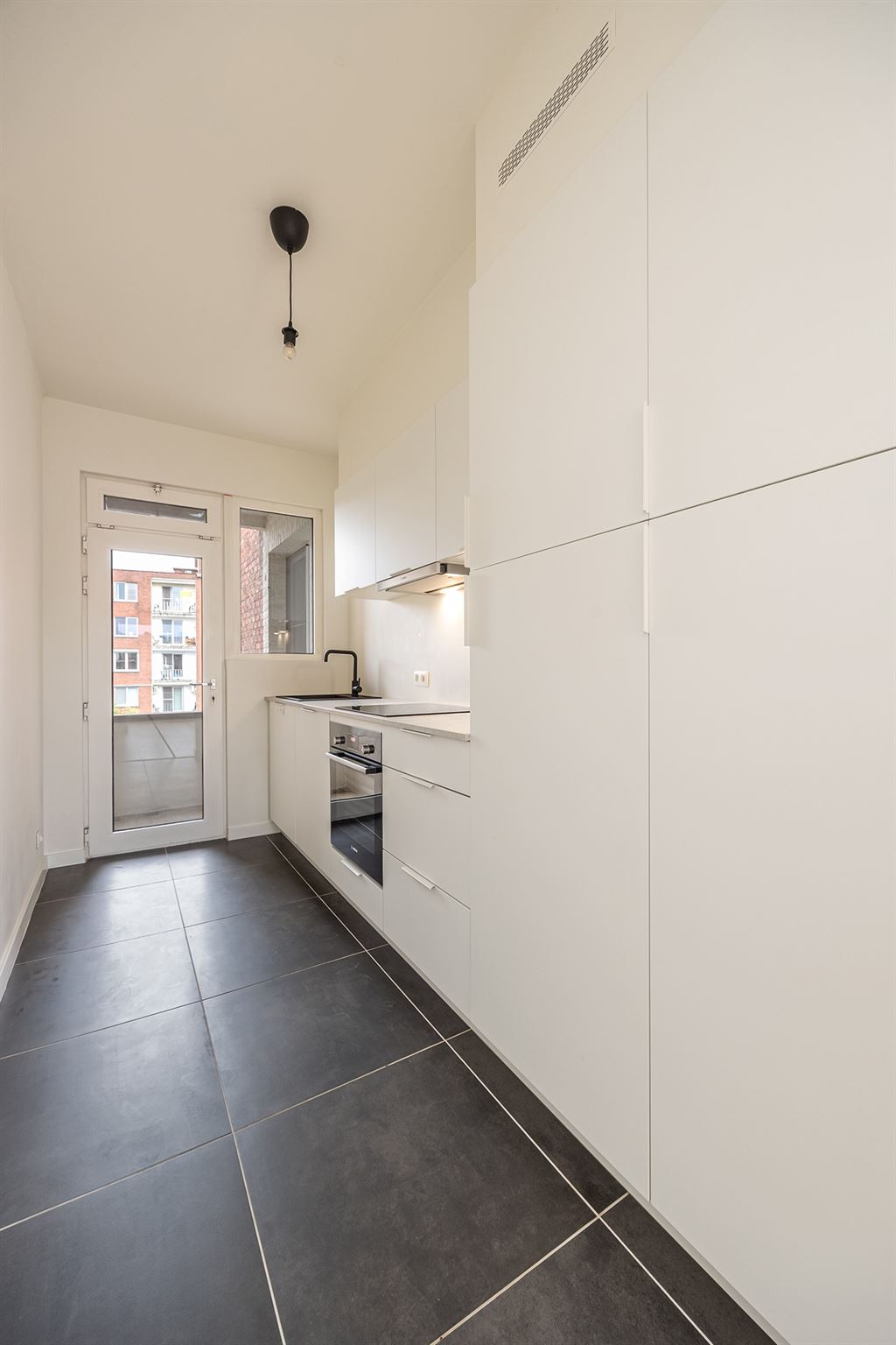 Gerenoveerd appartement met terras - foto 4