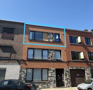 <p>Lichtrijk appartement op de tweede verdieping te huur in Gent. <br />Winkels, scholen, openbaar vervoer e.d. bevinden zich op wandelafstand.<br /><br />Dit appartement bestaat uit een inkomhal, lichtrijke leefruimte, ingerichte keuken, badkamer met douche, wastafel en toilet, berging, twee slaapkamers en terras.<br /><br /><strong>Beschikbaar per 01/11/2026. </strong><br />Provisie gemeenschappelijke kosten: 10€/maand.<br />EPC-waarde: 177 kWh/m²/jaar<br /><br />Een bezoek kan uitsluitend worden aangevraagd via onze website: http://www.vastgoeddevos/te-huur, klik het pand aan en klik vervolgens op "vraag hier uw bezoek aan".</p>