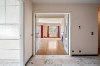 Dit appartement op de vijfde verdieping biedt een zee aan ruimte en potentieel. Je betreedt het appartement via een ruime inkomhal die rechtstreeks toegang geeft tot de lichtrijke leefruimte. Dankzij de grote raampartijen geniet je hier van een overvloed aan natuurlijk licht.

Verder beschikt het appartement over een afgesloten keuken, drie ruime slaapkamers en twee badkamers. Daarnaast is er bijzonder veel opbergruimte aanwezig, wat zorgt voor extra comfort.

Tot slot hoort er ook een aparte kelderberging bij het appartement en is er ook een fietsenstalling in het gebouw.

Gelegen aan de Koningin Elisabethlei bevindt dit appartement zich op een bijzonder gegeerde locatie in Antwerpen. Deze statige laan vormt een mooie verbinding tussen belangrijke invalswegen en ligt pal tegenover het Koning Albertpark en aan Harmoniepark, waardoor je hier geniet van een aangenaam groen uitzicht en rust.

De buurt combineert het beste van twee werelden: enerzijds een residentiële, charmante omgeving met karaktervolle gebouwen, anderzijds een zeer centrale ligging. Je bevindt je op korte afstand van het stadscentrum, winkels, horeca en openbaar vervoer. Ook belangrijke verbindingswegen en stations liggen vlot bereikbaar, wat zorgt voor een uitstekende mobiliteit.

