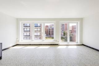 Gerenoveerd appartement op de tweede verdieping van een kleine residentie zonder lift. Ruime woonkamer, volledig ingerichte keuken, twee...