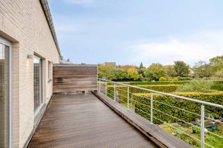 <p><strong><span>Ruim duplexappartement met groot terras in Herent<br /><br /></span></strong></p>
<p><span>Dit lichtrijke duplexappartement bevindt zich aan de Tildonksesteenweg 35 in Herent. Ondanks de naam van de straat ervaart u hier niet het typische gevoel van een woning gelegen aan een drukke steenweg. De ligging combineert een vlotte bereikbaarheid met een aangename woonomgeving. Bovendien bevindt de Colruyt zich op slechts </span><strong><span>twee minuten wandelen</span></strong><span>, en zijn ook andere winkels en voorzieningen vlakbij.<br /><br /></span></p>
<p><span>Via de gemeenschappelijke inkomhal bereikt u de </span><strong><span>eerste verdieping</span></strong><span>, waar het woongedeelte van het appartement zich bevindt. Bij binnenkomst is er een inkomhal met gastentoilet. De ruime leefruimte geniet dankzij twee grote schuiframen van een overvloed aan natuurlijke lichtinval. De leefruimte, eetruimte en keuken staan mooi met elkaar in verbinding en bieden vanuit verschillende ruimtes zicht op het groen en het terras.<br /><br /></span></p>
<p><strong><span>Het uitzonderlijk grote terras is zonder twijfel één van de grootste troeven van dit appartement.</span></strong><span> Het bevindt zich aan de achterzijde en biedt veel rust, privacy en een aangenaam zicht op het groen.<br /><br /></span></p>
<p><span>De duplexindeling zorgt voor een aangename scheiding tussen het woon- en slaapgedeelte. Op de bovenverdieping bevinden zich twee ruime slaapkamers, beide voorzien van een Velux. Tussen de slaapkamers bevindt zich een zeer ruime badkamer met dubbele lavabo, ligbad en inloopdouche.<br /><br /></span></p>
<p><span>Verder is er een ruime berging met aansluitingen voor wasmachine en droogkast en een wastafel. Via de berging bereikt u de zeer ruime zolder, die verschillende mogelijkheden biedt.<br /><br /></span></p>
<p><span>Een </span><strong><span>autostaanplaats en kelderberging zijn inbegrepen</span></strong><span>. Het terrein is toegankelijk via een elektrische poort.<br /><br /></span></p>
<p><span>Een ideaal appartement voor wie ruimte, licht, rust en een uitzonderlijk groot terras weet te waarderen.</span></p>