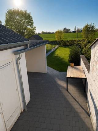 Deze volledig gerenoveerde rijwoning met grote tuin en privé-parking achteraan heeft wel 4 slaapkamers! Bovendien is ze erg rustig en ideaal...