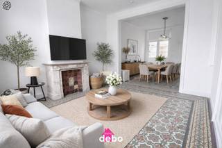 Deze goed onderhouden woning te Heule is gelegen in een zeer gegeerde buurt met alle denkbare voorzieningen op wandel- en fietsafstand, waaronder winkels, scholen, horeca, openbaar vervoer, sport- en recreatiemogelijkheden.<br />De ligging is een absolute troef: vlotte verbindingen naar de E17 (± 5 minuten) en de E40 (± 9 minuten), een bushalte op slechts 150 m en een treinstation op circa 4 km. De straat biedt parkeergelegenheid langs beide kanten.<br />Indeling &amp; troeven<br />De woning beschikt over een bewoonbare oppervlakte van ca. 146 m², omvattende o.a.:<br />- Inkomhal<br />- Gezellige woonruimte<br />- Aansluitend recent vernieuwde keuken (2022)<br />- Achteraan badkamer, veranda en een zuidgerichte tuin met terras ( ideaal om in alle rust te ontspannen).<br />- Ruime kelder die extra opbergmogelijkheden biedt.<br />1ste VERDIEP:<br />- 2 ruime slaapkamers, waarvan je eenvoudig 3 slaapkamers kan maken zoals voorheen<br />ZOLDER:<br />- Vaste trapµ<br />- Volledig geïsoleerd en ingericht als grote polyvalente ruimte – die perfect kan dienen als extra slaapkamer, bureau, hobbyruimte of speelkamer.<br />DIVERS:<br />- Boven de badkamer is een geïsoleerde zoldering voorzien met een nieuwe Vaillant-installatie op aardgas.<br />- Nieuwe ramen met dubbel glas<br />- Nieuwe elektriciteit<br />- Overal nieuwe centrale verwarming op aardgas<br />- EPC 233kWh/m² - Label C - geen renovatieplicht<br />Bel of mail ons voor afspraak - evelyne@immodebo.be - GSM 0477796097
