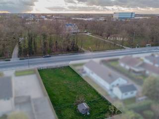 Recht tegenover het Esenkasteel te Diksmuide, vinden we dit residentieel gelegen stuk bouwgrond met volgende kenmerken:<br /><br />TROEVEN: <br />- Centrale en residentiële ligging!<br />- Vlotte bereikbaarheid.<br />- Geschikt voor open bebouwing.<br />- Het lot maakt deel uit van een goedgekeurde verkaveling en de nutsvoorzieningen zijn reeds aanwezig!<br /><br /><br />Een unieke kans gezien het minieme aanbod aan percelen bouwgrond in Diksmuide!<br /><br />Meer info op www.vastgoedvanoverschelde.be