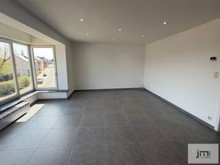 Dit mooi gerenoveerd appartement bevindt zich op wandelafstand van het centrum van Wellen.<br />Vloeren, ramen, keuken, badkamer en technieken werden vernieuwd. <br /><br />Bij de binnenkomst komen we in de inkomhal met daarin een vestiairehoek. Vanuit de inkomhal hebben we toegang tot de leefruimte, waar zich een open keuken, de woonkamer en het terras bevindt. Verder vinden we op de tweede verdieping het gastentoilet, een eerste slaapkamer en de was-/bergplaats.<br /><br />In deze was-/bergplaats is er een trap naar de derde verdieping. Hier biedt de nachthal toegang tot de badkamer en nog drie ruime slaapkamers. <br /><br /><span>*De vermelde bewoonbare oppervlakte is indicatief en overgenomen uit het EPC verslag. JM Vastgoed kan niet verantwoordelijk gesteld worden voor de juistheid van de verstrekte gegevens.</span>