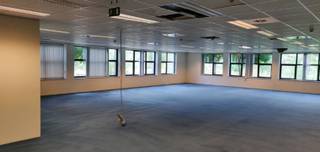 Kantoren te huur in Hoeilaart. Het gebouw bevindt zich op 5 minuten te voet van het station Groenendaal.Archiefruimte van 164m²Parking binnen: 69...