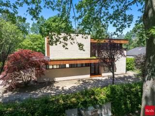 <strong>House Maple: tijdloze architectuur in het groene hart van Koningshof - prijs voor afgewerkte woning & verkoop onder registratierechten<br /></strong><br />In het gegeerde Koningshof in Schoten verrijst House Maple; een uitzonderlijke woning waar modernistische architectuur en natuur naadloos in elkaar overvloeien. Op slechts enkele minuten van het dorpscentrum geniet u van een ideale combinatie van rust en bereikbaarheid, met winkels, ambachtelijke bakkers, restaurants, sportfaciliteiten en scholen binnen handbereik.<br /><br />House Maple biedt de unieke mogelijkheid om samen met Maison Osaïn de verdere afwerking van de woning vorm te geven, volledig afgestemd op uw levensstijl en woonwensen.<br /><br />Deze realisatie van Maison Osaïn belichaamt een visie waarin architectuur, duurzaamheid en esthetiek elkaar versterken. Met respect voor de bestaande structuur werd een eigentijdse woonomgeving gecreëerd die zich op subtiele wijze onderscheidt binnen haar groene context.<br />De architectuur wordt gekenmerkt door een harmonieuze combinatie van baksteen en licht hout, krachtige geometrische lijnen en een uitgepuurde vormentaal. Grote raampartijen brengen overvloedig daglicht binnen en creëren een voortdurende wisselwerking tussen interieur en landschap. Het resultaat is een woning die rust, warmte en verfijning uitstraalt.<br /><br />Bij het betreden van de woning wordt u meteen verwelkomd door de indrukwekkende vide die zorgt voor een uitzonderlijk ruimtegevoel en een prachtige lichtinval. <br />De inkomhal beschikt over een vestiaire en een afzonderlijk gastentoilet. Op het gelijkvloers bevindt zich tevens een veelzijdige kamer met aangrenzende douchekamer, ideaal als bureau, gastensuite of praktijkruimte.<br />De leefruimte vormt het hart van de woning en biedt een panoramisch zicht op het omliggende groen. De hoge glaspartijen zorgen voor een voortdurend spel van licht en schaduw, terwijl de harmonica-deuren een natuurlijke overgang creëren naar het terras, afgewerkt met karaktervolle flagstones.<br />Aansluitend bevindt zich de royale leefkeuken met eetruimte, eveneens volledig georiënteerd op de tuin. Een praktische berging sluit aan op de keuken en is zowel intern als via de zij-ingang bereikbaar.<br /><br />De tuin vormt een verlengstuk van de woonbeleving. Hier geniet u in alle privacy van de rust onder de bestaande bomen of op het overdekte terras.<br /><br />Op de eerste verdieping geeft een ruime overloop toegang tot drie slaapkamers en een open bureauruimte die uitkijkt op de vide. De master suite beschikt over een dressing en ensuite badkamer. De overige slaapkamers delen een tweede badkamer. De bureauruimte is bovendien voorzien van een apart toilet en een praktische berging.<br /><br />Ook op technisch vlak voldoet House Maple aan de hoogste hedendaagse normen. De woning wordt uitgerust met een energiezuinige elektrische warmtepomp in combinatie met vloerverwarming op zowel het gelijkvloers als de verdieping, aangevuld met een geïntegreerd systeem voor verwarming en koeling. Zonnepanelen dragen bij aan een duurzame energievoorziening, terwijl de voorbereiding voor een laadpaal inspeelt op de mobiliteit van morgen. Dankzij een geavanceerd domoticasysteem worden comfort, gebruiksgemak en energiebeheer moeiteloos met elkaar verbonden. In combinatie met het ventilatiesysteem type D resulteert dit in een uiterst aangenaam en gezond binnenklimaat.