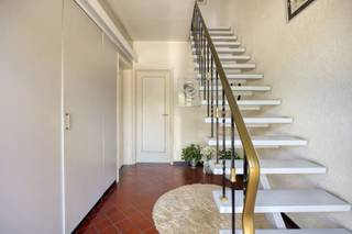 <p><span>UITSTEKEND ONDERHOUDEN EN GEZELLIGE WONING 179M² MET 3 SLAAPKAMERS EN ZUIDWEST-GEORIËNTEERDE TUIN</span></p><p><span>ligging in een rustige en kindvriendelijke verkaveling met vlotte bereikbaarheid via N16, A12, N17 en E19</span></p><p><span> </span></p><p><span>Gelijkvloers:</span><span> Inkomhal met vestiaire (4,1 x 2,1m) / wc / berging / living met eetplaats (8,5 x 4,4m) met toegang tot terras en tuin / ingerichte keuken (15m²) met eethoek en toegang tot terras en tuin / berging met was en </span></p><p><span>stookplaats (3,9 x 3m).</span></p><p><span>1ste verdieping:</span><span> Traphal / 3 slaapkamers (4,4 x 4m; 4 x 4m; 3 x 2,6m) / badkamer (5m²) met wastafel, zitbad en wc.</span></p><p><span>Stockage-zolder (8 x 6,8m).</span></p><p><span> </span></p><p><span>Toffe zuidwest-georiënteerde tuin met terras.</span></p><p><span>Perceel is aan de achterzijde bereikbaar via de Brandstraat / mogelijkheid tot creatie garage aan achterzijde perceel.</span></p><p><span> </span></p>