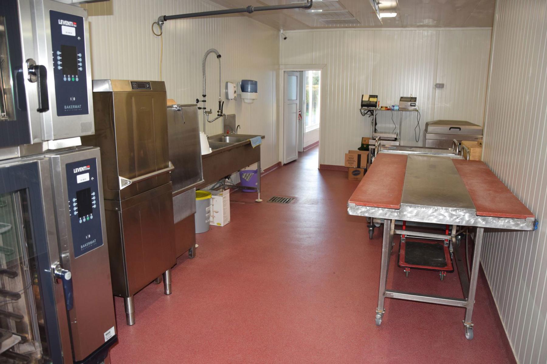 Gunstig gelegen commercieel gebouw met grote woonst - foto 3