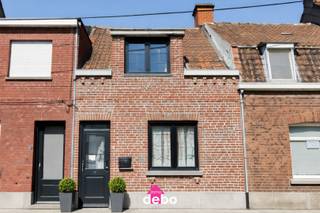 Te renoveren rijwoning met goedgekeurde plannen in het centrum van ZwevegemDeze ideaal gelegen rijwoning bevindt zich in het centrum van Zwevegem, op...