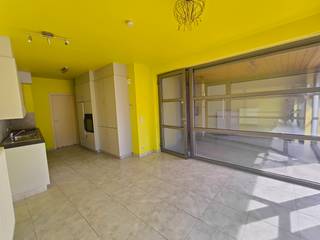 Op zoek naar een gezellig appartement op een centrale ligging? Dit appartement bevindt zich in het hart van Koolskamp, op wandelafstand van winkels en andere voorzieningen.<br /><br />Het instapklaar appartement beschikt over één slaapkamer en is onmiddellijk beschikbaar.<br /><br />Een achterliggende autostaanplaats kan optioneel bijgehuurd worden voor €40 per maand.