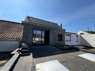 🏡 Grondig gerenoveerde gezinswoning met A-label, garage en enorm potentieel!<br /><br />Zoek je een woning waar de zware, dure renovatie- en isolatiewerken al vakkundig zijn uitgevoerd? Deze verrassend ruime gezinswoning ligt in een heerlijk rustig steegje en is technisch én energetisch volledig klaar voor de toekomst. Dankzij de grondige aanpak geniet je hier van een top A-label, wat garant staat voor een minimale energiefactuur!<br /><br />De basis is perfect: muren en vloeren zijn zwaar geïsoleerd, overal is drievoudig glas geplaatst en alle leidingen zijn vernieuwd. De finishing touch is aan jou, en dat scheelt flink in de kosten: een grote hoeveelheid hoogwaardige materialen is al aangekocht en volledig inbegrepen in de prijs! everything what is in the house stays.<br /><br />✨ De belangrijkste troeven op een rij:<br />🌱 Energiezuinig topniveau (A-label): Maximaal geïsoleerde vloeren, dubbel geïsoleerde muren en overal nieuwe ramen met drievoudige beglazing.<br />🛠️ Technisch volledig vernieuwd: Alle nutsleidingen en de riolering (reeds ontdubbeld) zijn splinternieuw. Ook de elektrische leidingen zijn volledig vernieuwd (enkel de zekeringkast dient nog geplaatst te worden).<br />💶 Inbegrepen materialen: Heel wat reeds aangekochte materialen zijn inbegrepen in de prijs en blijven liggen voor de afwerking: keramische parkettegels, een douchekuip met veiligheidsglazen wand, een dubbele lavabo, een hangtoilet en de zoldertrap.<br />🚗 Inclusief garage: Geen parkeerstress! Er is een aparte garage inbegrepen, vlot bereikbaar via de Wagenweg (de 12de garage in de rij). Deze kan ook NIET meegekocht worden.<br />☀️ Buitenruimte met potentieel: Naast het knusse terrasje op het gelijkvloers is er de unieke mogelijkheid om op de eerste verdieping een groot dakterras te creëren.<br />📋 De indeling:<br />👇 Gelijkvloers:<br />🚪 Inkomhal die leidt naar de gezellige leefruimte.<br />🧑‍🍳 Ruimte voor een open keuken met plaats voor een modern kookeiland.<br />🍷 Handige mini-kelder voor extra koele berging.<br />🚽 Eerste toilet.<br />🛏️ 2 slaapkamers (ideaal als slaapkamer, bureau of hobbyruimte).<br />🪴 Gezellig terrasje.<br />👆 1ste Verdieping:<br />🪜 Ruime nachthal met een tweede apart toilet.<br />🛏️ Nog eens 2 volwaardige slaapkamers.<br />🛁 In te richten badkamer (materialen zoals douche en dubbele lavabo liggen al klaar!).<br />📦 Toegang tot de stapelzolder (via de meegeleverde zoldertrap).<br />🚪 Toegang tot de locatie met de mogelijkheid voor het riante dakterras.<br />🔑 Jouw kans:<br /><br />Dit is de ideale kans voor een handige harry of slimme koper. De structurele verbouwingskosten en isolatiewerken zijn al achter de rug, de materialen liggen klaar. Je hoeft alleen nog de puntjes op de i te zetten om hier jouw eigen, energiezuinige droomthuis van te maken.<br />Kom het potentieel zelf ontdekken en plan snel je bezoek!<br /><br /><u>Wettelijke info :</u> <br />EPC : A-label<br />Asbest : Asbestveilig !!<br />Elektriciteit : niet-conform, verder af te werken ... alles is voorzien muz de zekeringskast.<br />Stedenbouw : Geen beschermd monument, niet op inventaris, Vergunning uitgereikt, Woongebied, Geen dagvaarding uitgebracht, Geen voorkooprecht ruimtelijke ordening aanwezig, Geen Verkavelingsvergunning, geen overstromingsgebied, niet gelegen in afgebakend oevergebied.<br />Watertoets : P en G-score : A en A, geen natte voeten hier dus.<br />Watergevoelige openbare ruimtes : niet van toepassing<br />Maatregelenregister : geen nadelige maatregelen gekend<br />Vrij : bij akte<br /> 