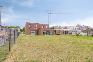 Sur un terrain de 407m², nous trouvons ce bâtiment mitoyen (lot 10) avec 3 chambres à vendre. Situé près du centre de Balen et bien relié à Mol, Lommel, Bourg-Léopold, Ham et Meerhout. L'espace de vie lumineux, les panneaux solaires et le jardin privé sont quelques-uns des nombreux avantages. Disposition de la maison :Rez-de-chaussée : - hall d'entrée- toilettes avec lavabo- salon avec cuisine ouverte- rangementPremier étage :- salle de nuit - salle de bain avec baignoire, douche et double vasque- 3 chambres spacieuses - toilettesLes avantages de cette maison :- chauffage au sol avec pompe à chaleur air-eau- panneaux solaires- exonération de l'impôt foncier (KI) pendant les 5 premières années (niveau E < 20)Accessibilité de cette maison À 1 km du marché de Balen1,2 km depuis gare Balen0,7 km des écoles