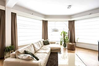 <p>Stijlvol en ruim gelijkvloers appartement in een karaktervolle residentie, gelegen in de prachtige art-decowijk van Ronse.</p><p>Geniet van een lichtrijke leefruimte, aparte uitgeruste keuken, twee volwaardige slaapkamers en een badkamer met inloopdouche.</p><p>Dankzij de topligging bereikt u vlot het station, het centrum en de Grote Markt te voet.</p><p>Vernieuwde raamwerken, privatieve kelder en vlotte parkeermogelijkheden maken dit appartement extra aantrekkelijk.</p><p>Een unieke combinatie van charme, ruimte en potentieel.</p>