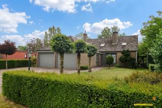 <p><span>This practical home was built in the 1960s in a quiet neighborhood in Lommel.</span></p><p><span>At the back, there is a small plot of garden with a charming garden shed.<br /><br /></span></p><p><span>Over the years, the home has been kept up to date (windows, kitchen, flooring, and central heating), but it could certainly use a refresh right now.</span></p><p><span>From the living room and kitchen, you have a view of the south-facing garden and the meadow beyond. Natural light streams in beautifully here. <br />The covered terrace also adds that extra bit of living enjoyment.</span></p><p><span>There are 2 bedrooms on the ground floor and 3 more on the first floor.</span></p><p><span>There’s also a hobby room near the kitchen.</span></p><p><span>The two built-in garages are very convenient. One of them provides direct access to the spacious attic.</span></p><p><span>The EPC score is just shy of a C, so with a few well-targeted improvements, you’ll easily achieve at least a C.</span></p><p><span>Disclaimer: In certain photo’s, the walls and/or ceilings have been made white.</span></p><p><span> </span></p>