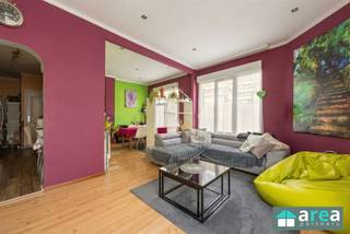 <p><span>Deze ruime op te frissen woning is gelegen in een rustige straat in Borgerhout, op wandelafstand van het Krugerpark en vlakbij het toekomstige Spoorpark. Dit nieuwe stadsproject zal Borgerhout en Zurenborg verbinden via een groene wandel- en fietsas, wat de buurt de komende jaren nog aantrekkelijker maakt. Daarnaast bevindt de woning zich op korte afstand van de populaire wijk Zurenborg, bekend om haar gezellige pleinen, cafés en restaurants rond de Dageraadplaats. In de directe omgeving vindt u tal van voorzieningen zoals supermarkten, scholen, horeca, openbaar vervoer, sportfaciliteiten en het Plantin Moretus zwembad. Dankzij de vlotte aansluiting op de E19 en E34 geniet u bovendien van een uitstekende bereikbaarheid naar Brussel, Gent en omliggende gemeenten.</span></p><p><span>Grootste troeven:</span></p><p><span>- Veel lichtinval</span><span><br /></span><span>- Elektriciteit conform</span><span><br /></span><span>- Centraal en rustig gelegen</span><span><br /></span><span>- Terras<br />- P- en G- score: A</span></p><p><span>Indeling:</span></p><p><span>Bij het betreden van de woning komt u in de inkomhal, die toegang biedt tot de ruime eet- en woonkamer. Dankzij de hoekligging geniet de woning van een overvloed aan natuurlijke lichtinval, wat zorgt voor een aangename en open sfeer. Aansluitend bevindt zich de keuken, uitgerust met een oven, gasvuur met dampkap en spoelbak. Op het gelijkvloers is tevens een gastentoilet voorzien.</span></p><p><span>Op de eerste verdieping bevinden zich twee volwaardige slaapkamers van 24 m² en 11 m², evenals een badkamer met ligbad, wastafel en toilet alsook een wasruimte.</span></p><p><span>De tweede verdieping beschikt opnieuw over twee volwaardige slaapkamers van 24 m² en 12 m². Deze zijn bereikbaar via de ruime nachthal van 13 m², die bovendien toegang biedt tot het terras van 10 m².</span></p><p><span>Voor meer informatie kan u terecht bij Area Partners: info@area.be of 03/284.60.60</span></p>